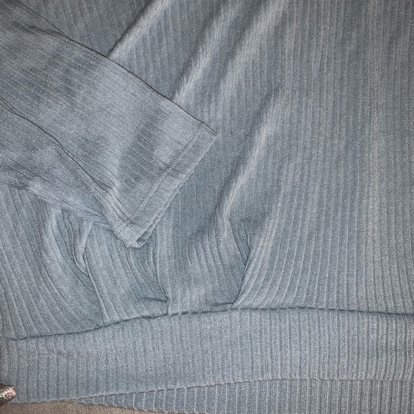 Cropped Turtle Neck - Picture 3 of 4